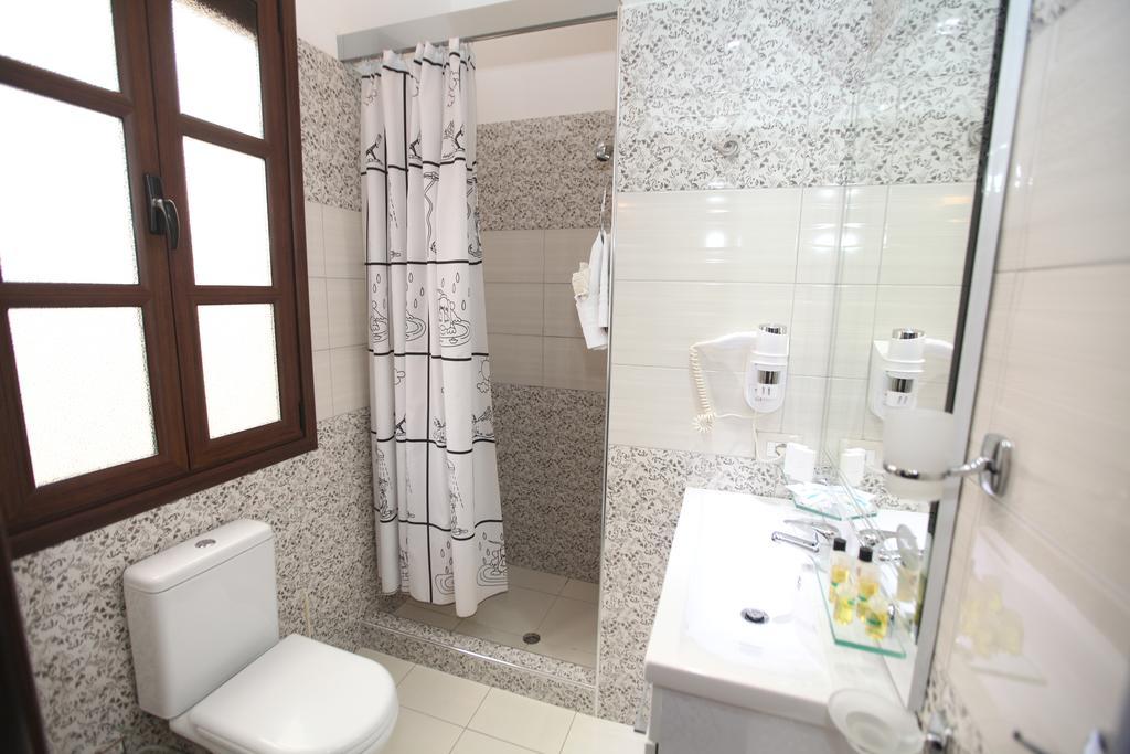 Antipatrea Hotel Berat Esterno foto